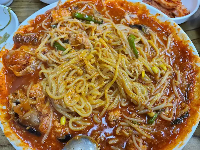 아귀찜의 풍성한 내용물을 클로즈업한 사진