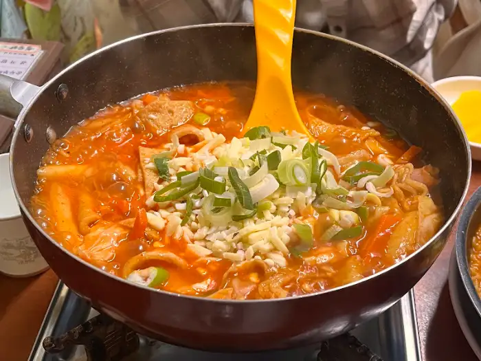 테이블에 놓인 떡볶이