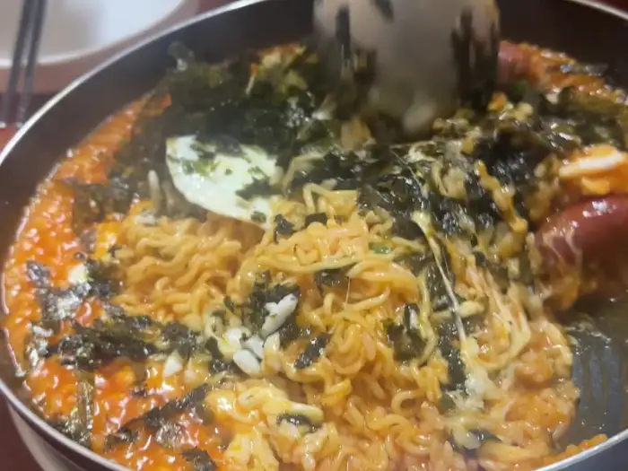 라면밥볶이 조리 중 모습