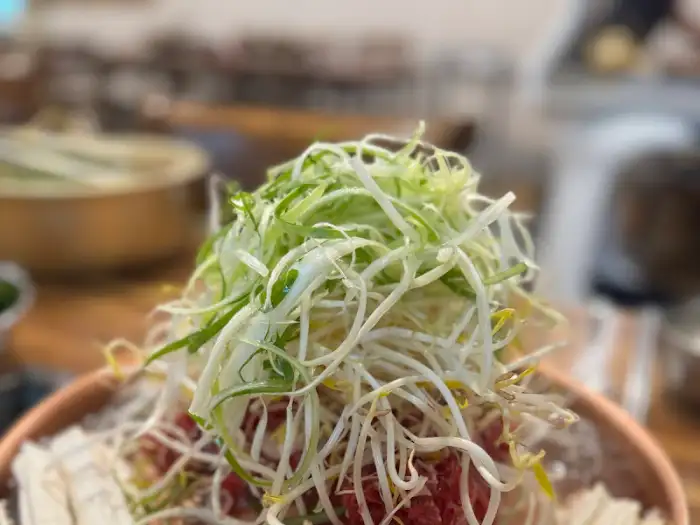 불고기 위에 올라간 신선한 채소