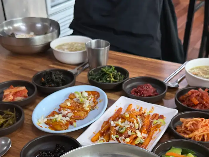 산채비빔밥과 반찬들