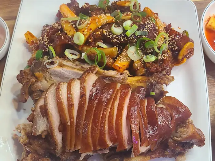 족발과 쟁반국수가 함께 담긴 접시