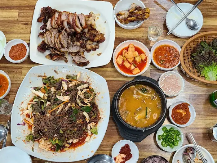 다양한 음식이 차려진 상차림