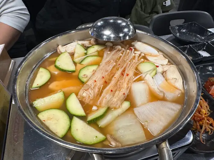 푸짐한 건더기가 가득한 된장찌개