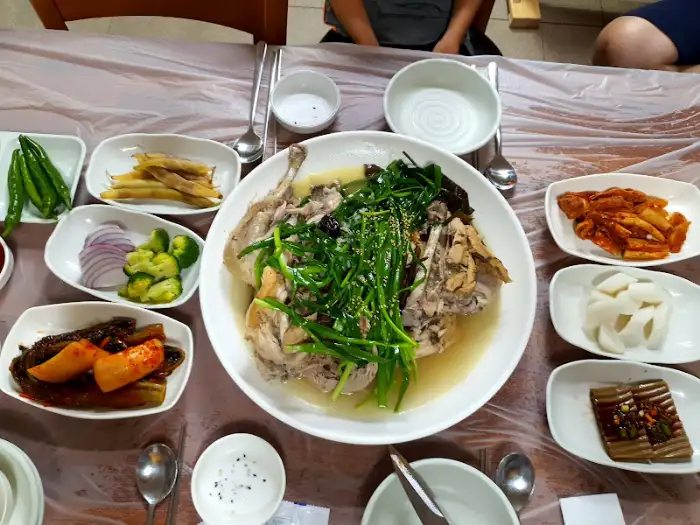 다양한 밑반찬과 메인 요리가 차려진 테이블