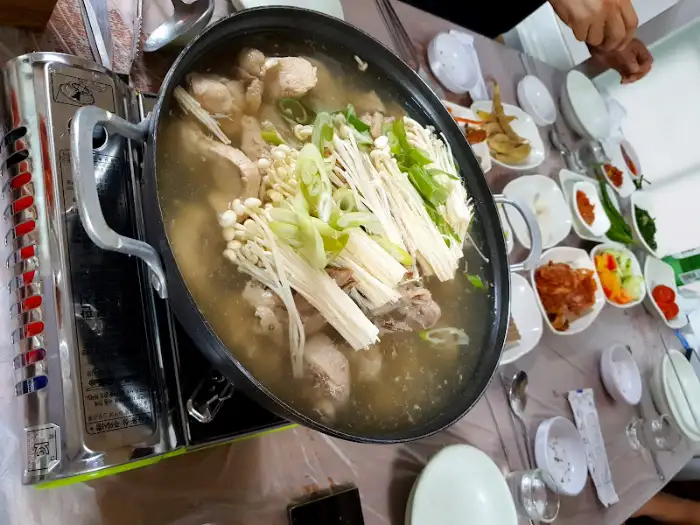 부추와 함께 나온 닭백숙