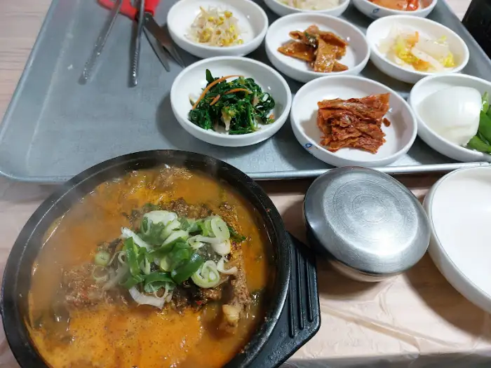식탁에 놓인 다양한 반찬들과 밥