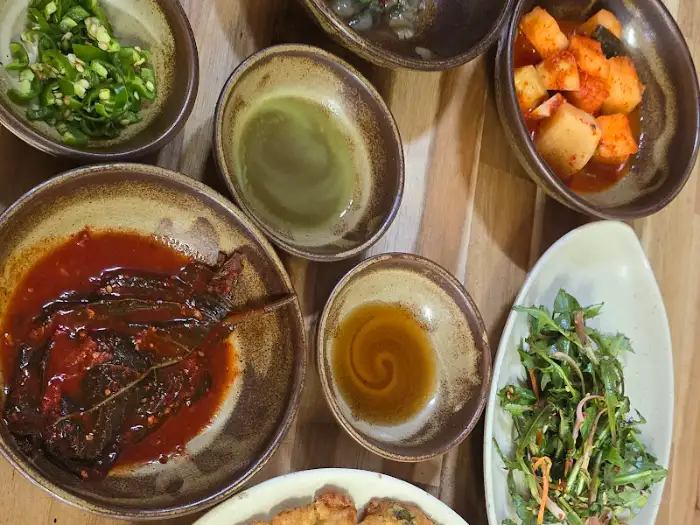 정갈하게 차려진 밑반찬 모습