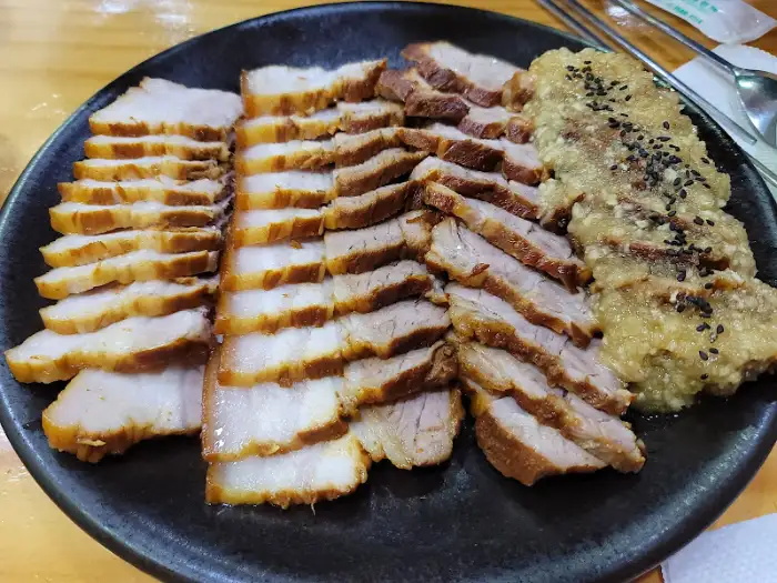 먹기 좋게 썰린 보쌈과 곁들임 음식