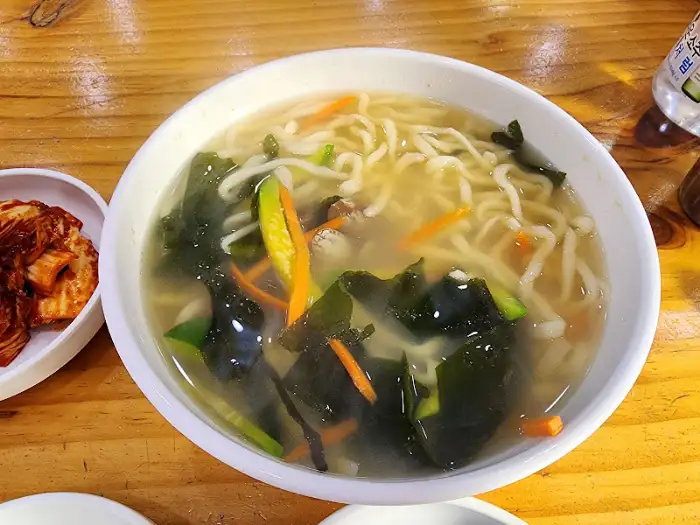 보쌈과 함께 나온 칼국수