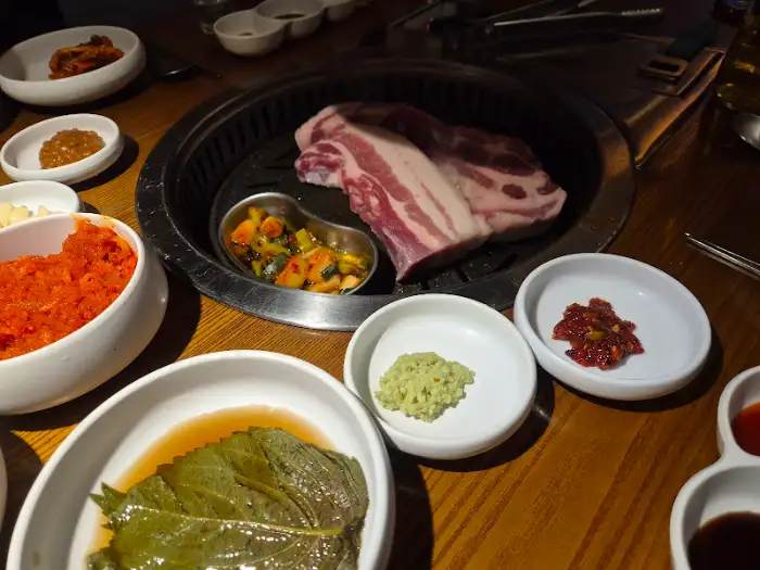 불판 위 삼겹살