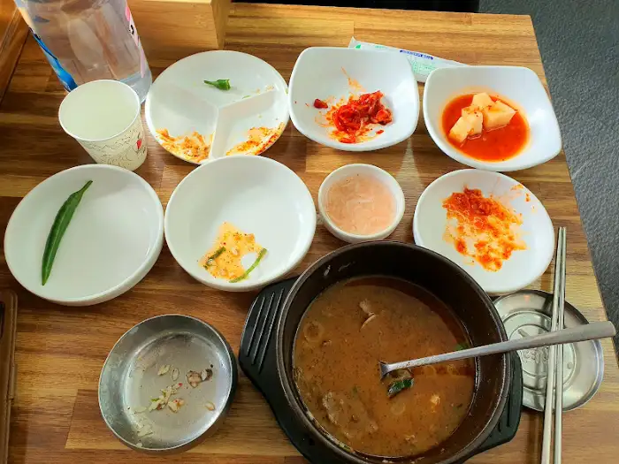 테이블 위 순대국 및 반찬
