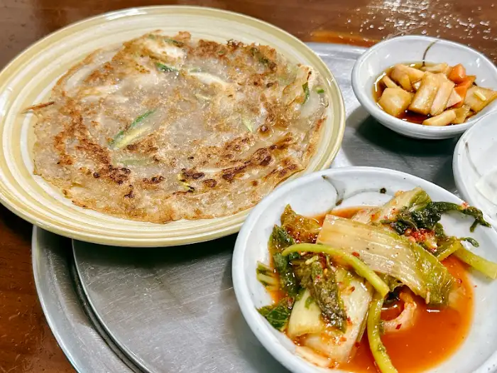 찐만두와 곁들임 김치