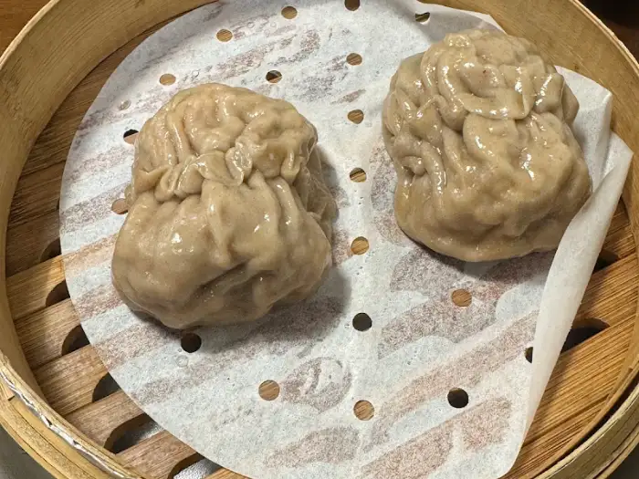 먹음직스러운 수육 한 접시