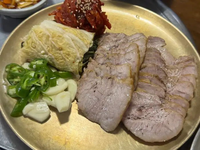 수육과 곁들임 채소