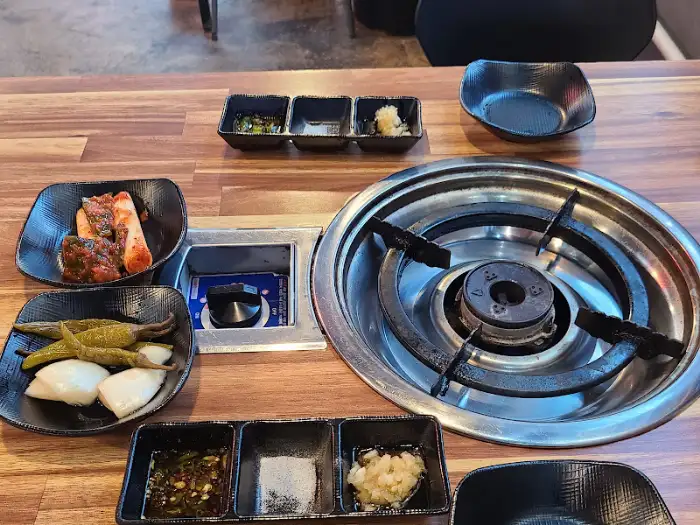 기본찬과 불판 세팅