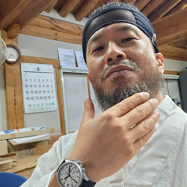인사를 건네는 남성