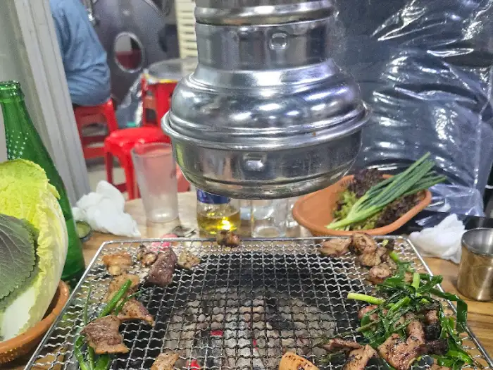 지글거리는 불판 위 절창과 밑반찬