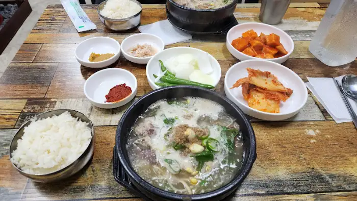 식탁 위에 차려진 푸짐한 한 상