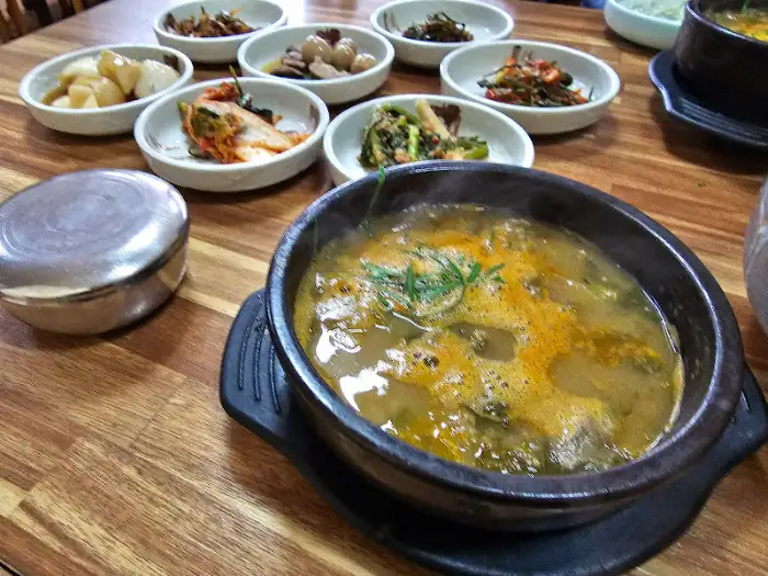 김이 모락모락 나는 추어탕과 정갈한 밑반찬