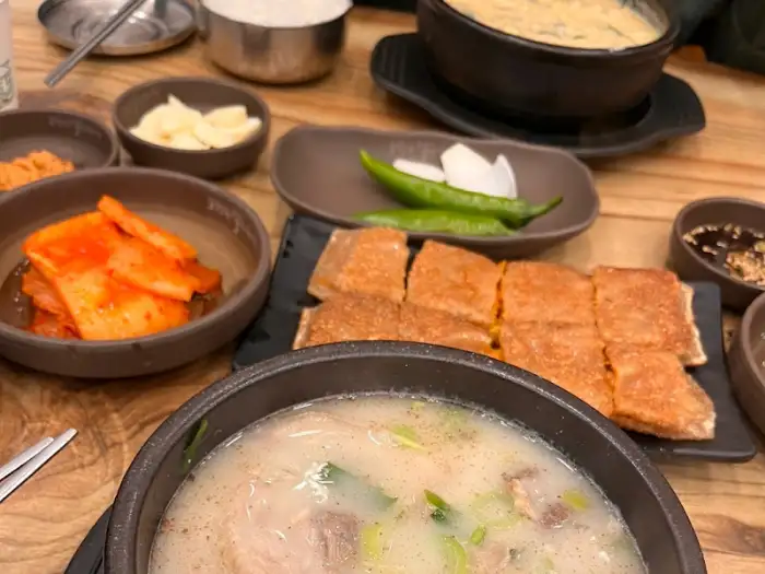 테이블에 차려진 순대국과 반찬, 그리고 전병