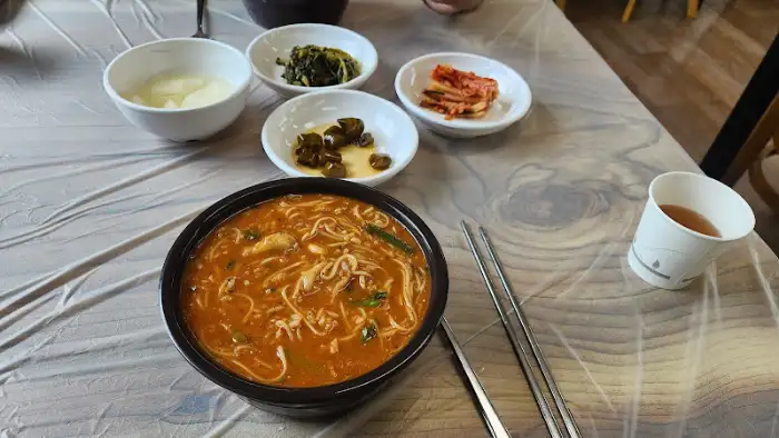 식탁 위에 차려진 기본찬과 숭늉