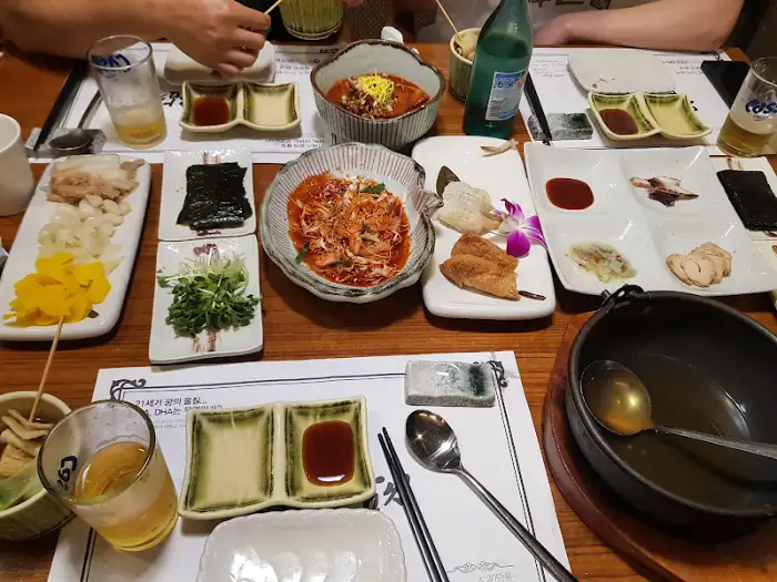 테이블에 차려진 푸짐한 한상차림