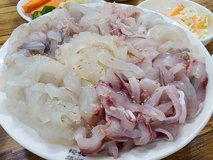 신선한 회 한 접시