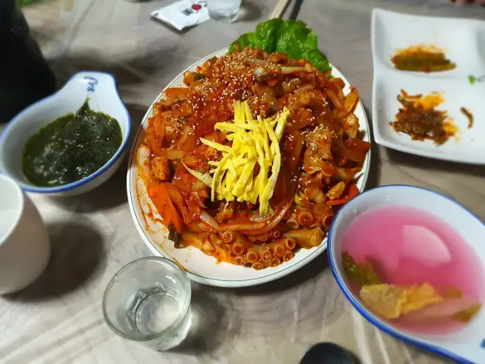 다양한 음식과 함께 나온 낙지 초무침