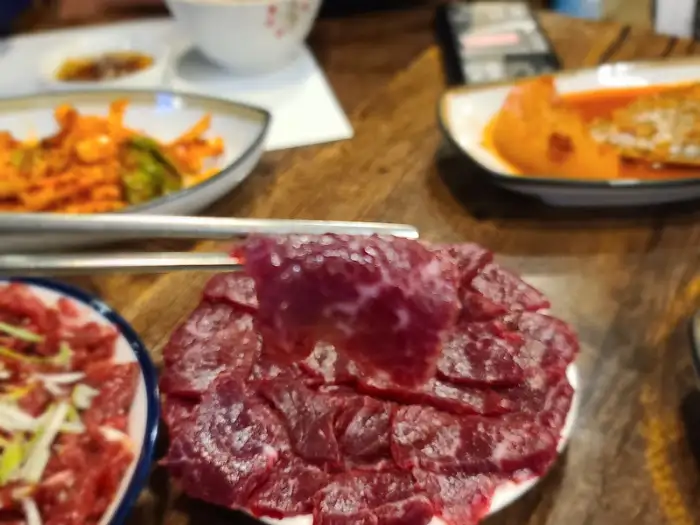 생고기 한 점을 집어드는 모습