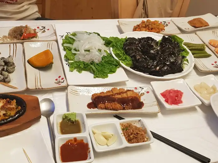 다양한 해산물 요리 상차림