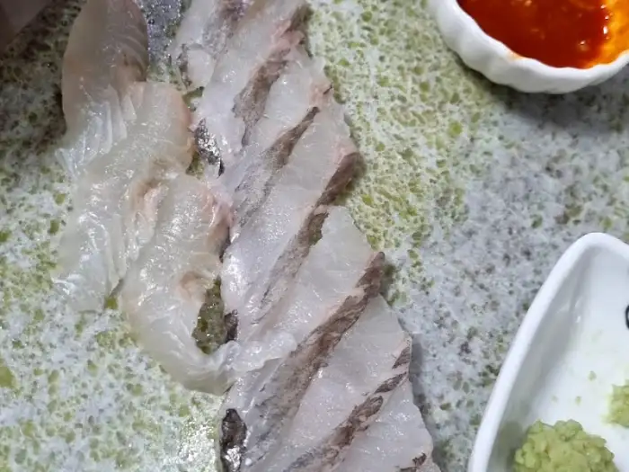 얇게 썬 생선회