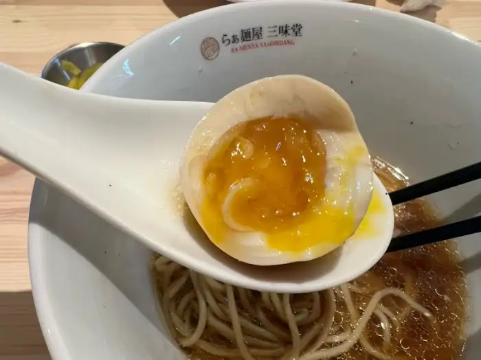 삼미당 쇼유 라멘의 반숙 계란 노른자