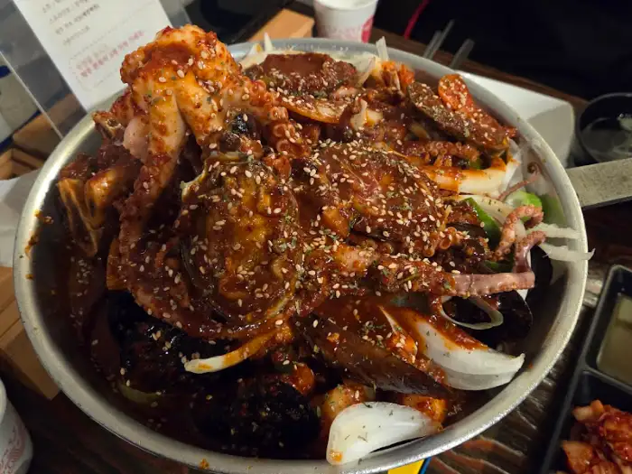 다양한 해물과 갈비가 어우러진 찜