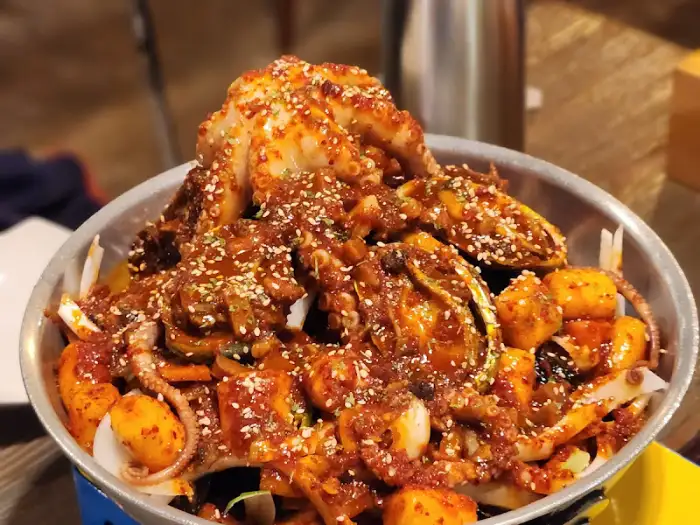 다양한 해산물과 소갈비가 듬뿍 담긴 찜