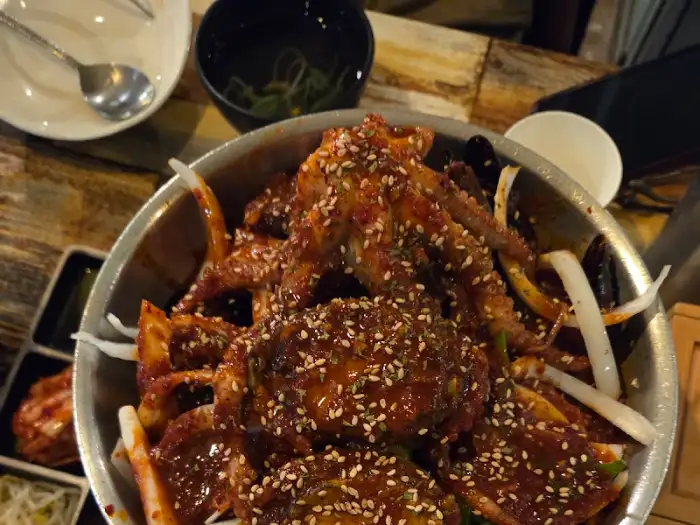 다채로운 재료가 듬뿍 담긴 찜 요리