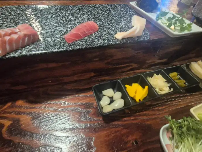 포크에 담긴 참치 한 점