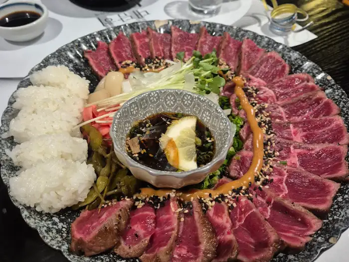 신선한 육회와 밥