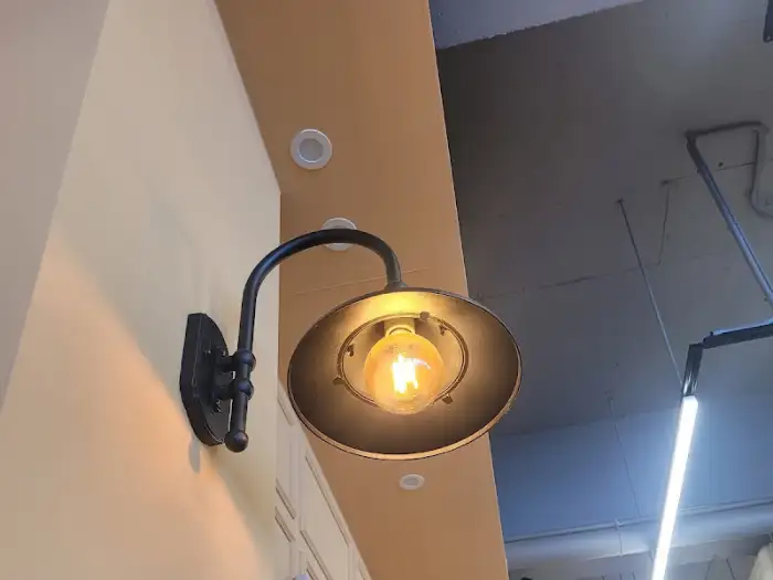벽에 걸린 레트로 감성의 조명