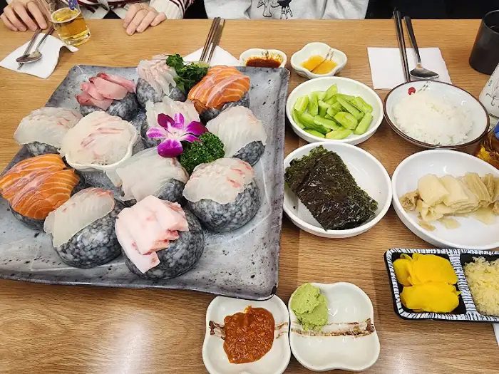 큼직한 접시에 담겨 나온 모듬회는 보는 이의 감탄을 자아내기에 충분했다.