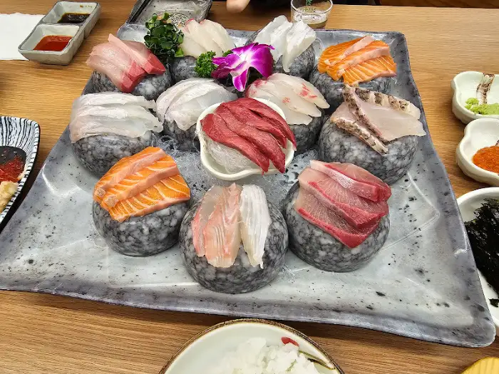 신선한 멍게, 오독오독 씹는 맛이 재미있는 전복, 쫄깃한 식감의 소라까지. 마치 바다를 통째로 옮겨 놓은 듯한 해산물 모듬은 입안 가득 바다의 풍미를 선사했다.