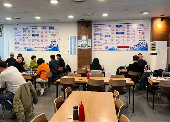갓 튀겨 나온 바삭한 튀김은 입천장이 데일 정도로 뜨거웠지만, 그 순간의 뜨거움마저도 즐거운 경험으로 다가왔다.