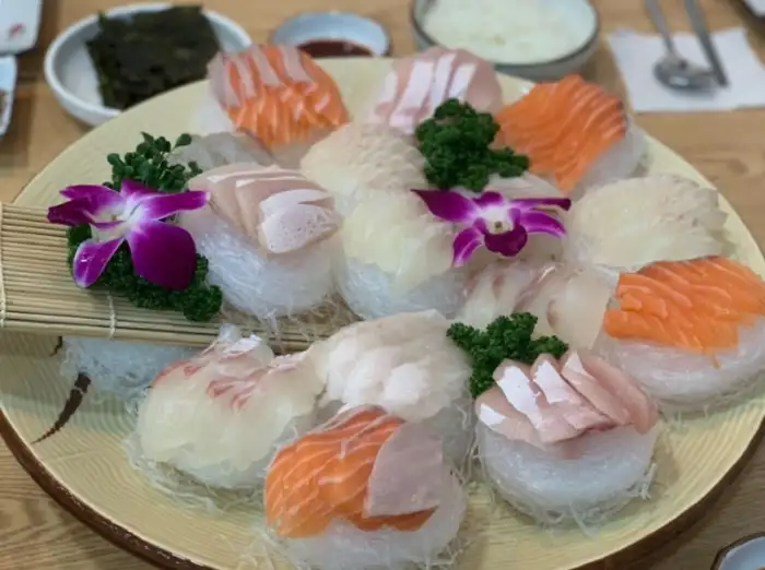 이 집만의 특별한 별미는 신선한 김과 날치알, 그리고 새콤달콤한 백김치를 한데 모아 쌈을 싸 먹는 방식이다.