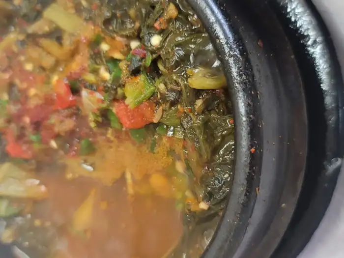 시래기 찌개의 풍성한 내용물이 돋보이는 클로즈업 샷