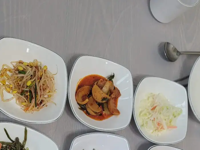 다양한 종류의 밑반찬이 여러 접시에 담겨 나온 모습