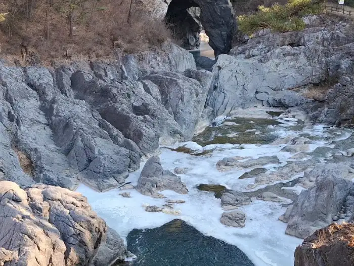 얼음으로 덮인 강과 바위 지형
