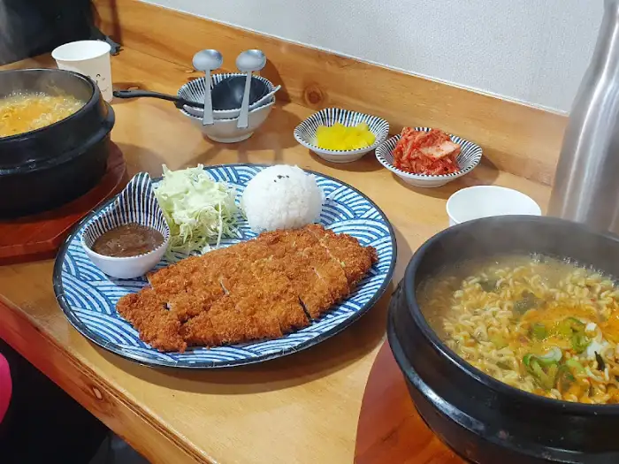 돈까스, 밥, 샐러드, 소스가 함께 나오는 한상차림