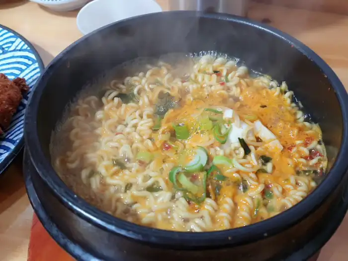 김이 모락모락 나는 라면