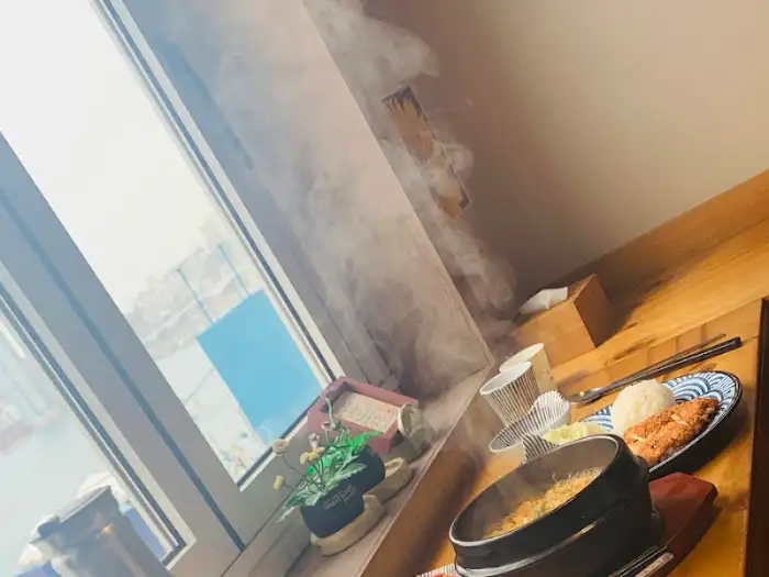창가 테이블에 놓인 음식과 창밖 풍경