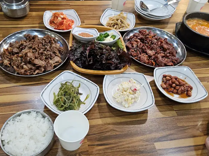 밥과 함께 차려진 한 상차림